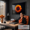 Quadro Decorativo Grande Flor com Gotas de Água para Sala | quadros decorativos | flor laranja em macro com gotas de água e reflexo sobre fundo preto | em ambiente 2 | Porao dos Quadros