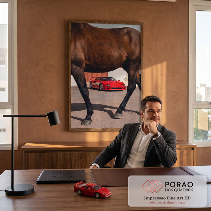 Ferrari F40 vermelha vista entre as patas de um cavalo marrom em pátio, quadro decorativo