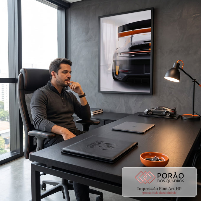 Quadro Decorativo Grande Carro Esportivo para Sala Preto | quadros decorativos | traseira de carro esportivo preto fosco com detalhes laranja e aerofólio em destaque | em ambiente 2 | Porao dos Quadros