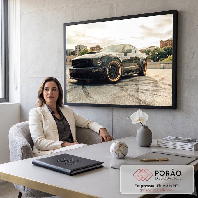 Mustang preto com rodas bronze sobre marcas de pneu em terraço urbano ao entardecer, quadro decorativo