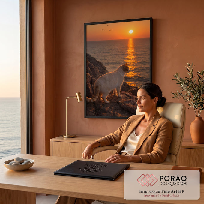 Gato laranja e branco sobre rochas diante do pôr do sol no mar com reflexo dourado, quadro decorativo