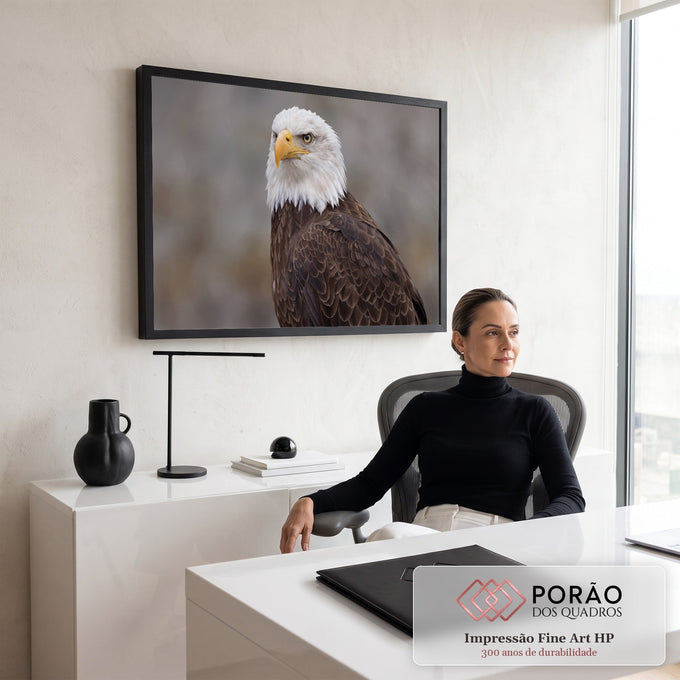 Quadro Decorativo Grande Águia Ave de Rapina para Sala | quadros decorativos | retrato de águia careca com cabeça branca e bico amarelo sobre fundo cinza desfocado | em ambiente 2 | Porao dos Quadros