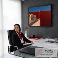Quadro Decorativo Grande Gato Branco para Sala Vermelho | quadros decorativos | gato branco em muro de pedra observando lua cheia sobre mar vermelho intenso | em ambiente 2 | Porao dos Quadros