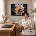 Quadro Decorativo Grande Flor Abstrata para Sala Laranja | quadros decorativos | flor abstrata digital com pétalas brancas e centro laranja em espiral sobre fundo preto | em ambiente 2 | Porao dos Quadros