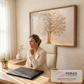 Árvore da vida dourada com tronco trançado e folhas brancas em relevo sobre parede bege, quadro decorativo