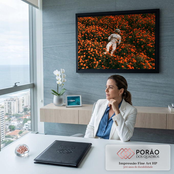 Quadro Decorativo Grande Astronauta Deitado para Sala | quadros decorativos | astronauta deitado em campo denso de flores laranja com capacete refletindo as pétalas | em ambiente 2 | Porao dos Quadros