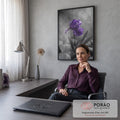 Flor íris roxa em destaque entre pedras escuras sobre fundo cinza em preto e branco, quadro decorativo