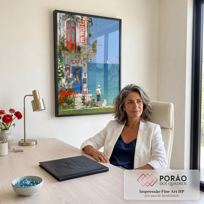 Café antigo à beira-mar com portas coloridas, senhor e cachorro branco olhando o veleiro, quadro decorativo
