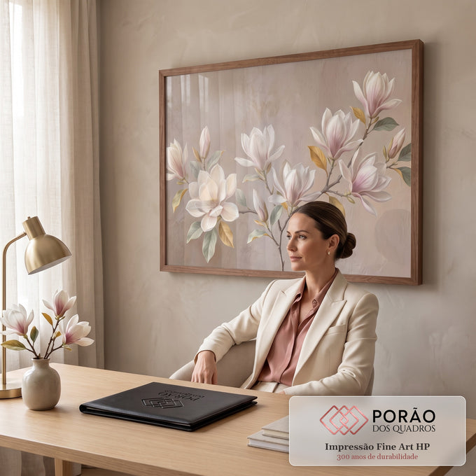 Galho de magnólias brancas e rosadas com folhas verdes e douradas sobre fundo bege, quadro decorativo