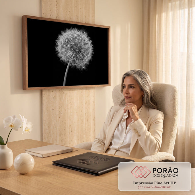 Quadro Decorativo Grande Dente de Leão para Sala Preto | quadros decorativos | dente-de-leão em sementes com fiapos finos sobre fundo preto | em ambiente 2 | Porao dos Quadros
