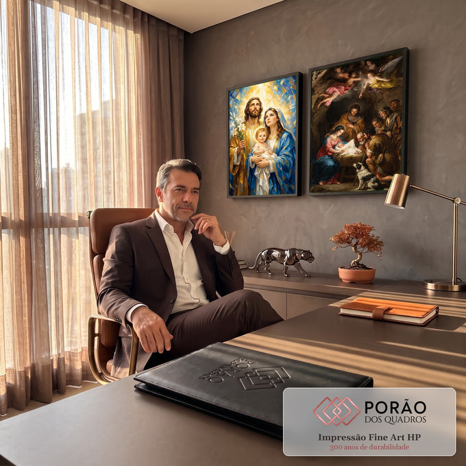 Quadro Decorativo Kit 2 Telas Sagrada Família para Sala Azul | quadros decorativos | díptico com Sagrada Família estilizada e cena clássica da Natividade com pastores e anjos | em ambiente 2 | Porao dos Quadros