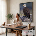 Águia de cabeça branca de perfil pousada em tronco seco com fundo desfocado, quadro decorativo
