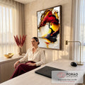 Árvore de copa vermelha sob sol dourado, reflexo na água e moldura em relevo branco, quadro decorativo