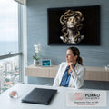 Busto de Medusa em mármore com cobras douradas e escritas no rosto sobre fundo preto, quadro decorativo