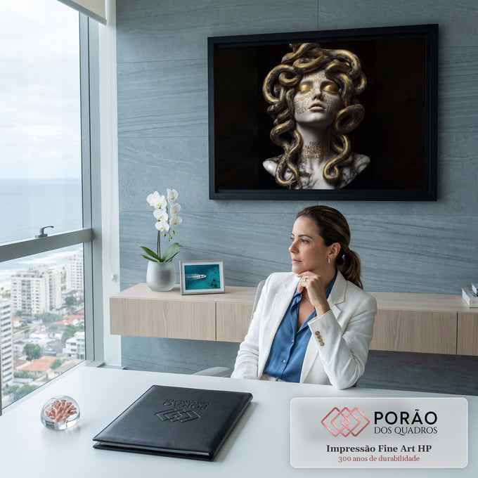 Busto de Medusa em mármore com cobras douradas e escritas no rosto sobre fundo preto, quadro decorativo