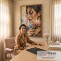 Quadro Decorativo Grande Mulher com Flor para Sala Dourado | quadros decorativos | mulher de perfil com olhos fechados segurando flor rosa, toques de dourado no cabelo | em ambiente 2 | Porao dos Quadros
