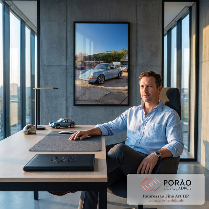 Porsche 911 clássico azul-claro estacionado sob céu azul com efeito pintura a óleo, quadro decorativo