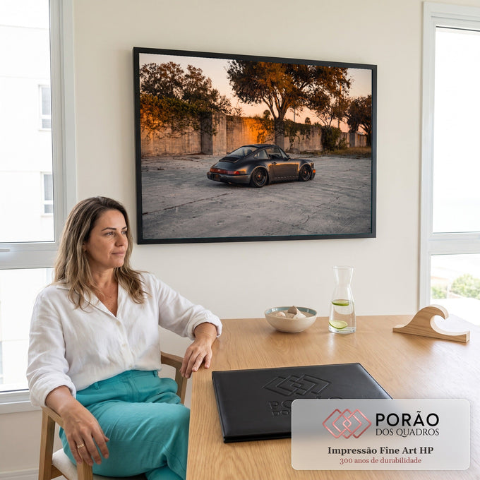 Porsche 911 clássico cinza rebaixado com rodas bronze em pátio de concreto ao entardecer, quadro decorativo