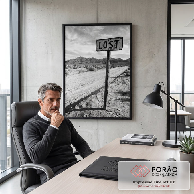 Placa Lost em poste de madeira numa estrada de terra no deserto com montanhas, foto P&B, quadro decorativo