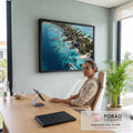 Vista aérea de praia tropical com bangalôs de palha, coqueiros, lancha e mar turquesa, quadro decorativo