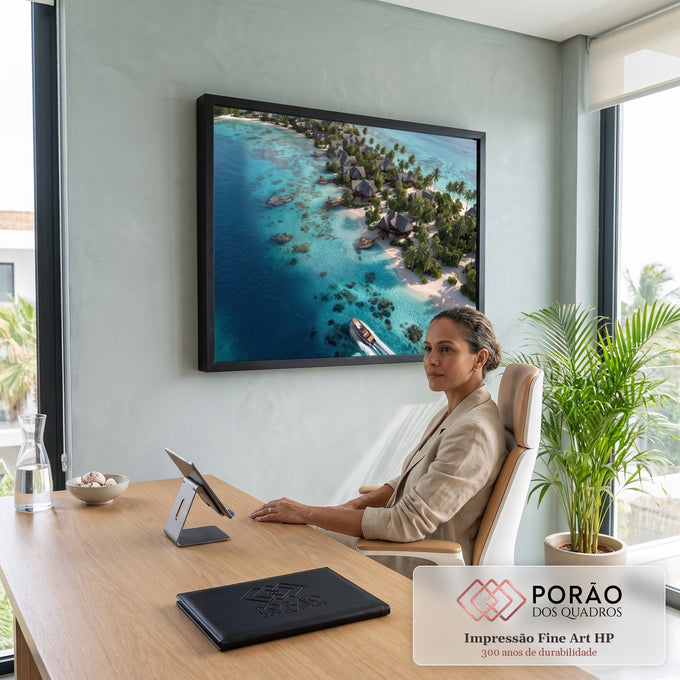 Vista aérea de praia tropical com bangalôs de palha, coqueiros, lancha e mar turquesa, quadro decorativo