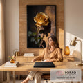Rosa dourada com gotas de orvalho e sombra em parede texturizada sobre fundo escuro, quadro decorativo