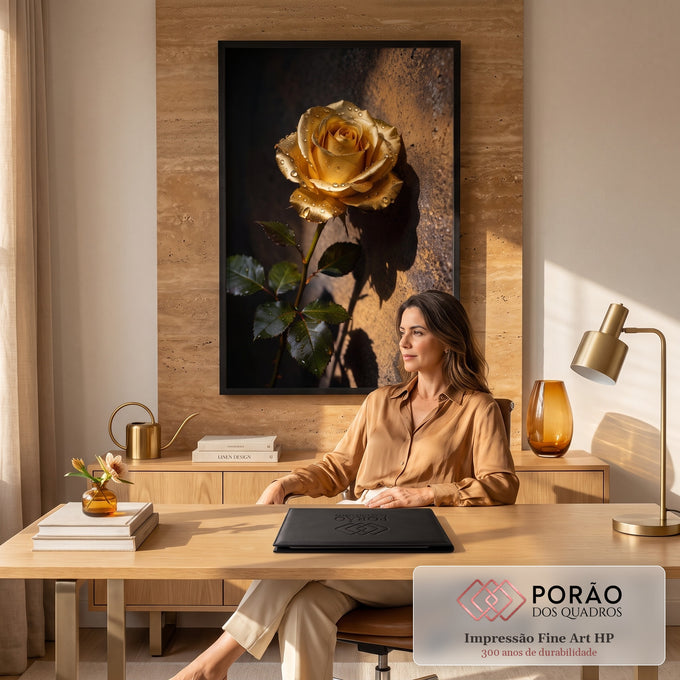 Rosa dourada com gotas de orvalho e sombra em parede texturizada sobre fundo escuro, quadro decorativo