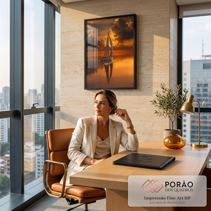 Veleiro navegando em mar calmo refletido sob pôr do sol laranja e nuvens douradas, quadro decorativo