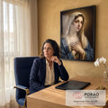 Quadro Decorativo Grande Nossa Senhora Véu Bege para Sala | quadros decorativos | mulher de véu bege e manto azul com mãos cruzadas sobre o peito em oração | em ambiente 2 | Porao dos Quadros