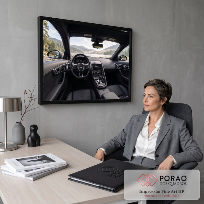 Interior de Jaguar esportivo em couro preto com vista para lago, neblina e montanhas, quadro decorativo