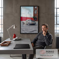 Porsche 911 retrô cinza estacionado em pátio com muro vermelho e prédio de tijolos, quadro decorativo