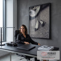 Fotografia preto e branco de scarpin preto de verniz ao lado de roda de carro esportivo, quadro decorativo