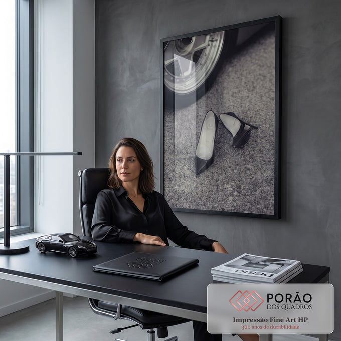Fotografia preto e branco de scarpin preto de verniz ao lado de roda de carro esportivo, quadro decorativo
