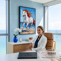 Quadro Decorativo Grande Cavalo Branco para Sala Azul | quadros decorativos | cavalo branco com crina vermelha e laranja galopando na praia sob céu azul | em ambiente 2 | Porao dos Quadros