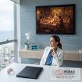 Quadro Decorativo Grande Última Ceia Luz Âmbar para Sala | quadros decorativos | Jesus e doze apóstolos reunidos à mesa em cena da Última Ceia iluminada por velas | em ambiente 2 | Porao dos Quadros