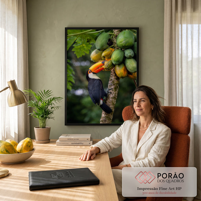 Tucano de bico laranja comendo mamão em pé de papaia com folhagem verde ao fundo, quadro decorativo