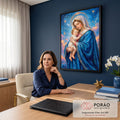 Quadro Decorativo Grande Nossa Senhora Manto Azul para Sala | quadros decorativos | Nossa Senhora de manto azul segura o Menino Jesus sob céu estrelado | em ambiente 2 | Porao dos Quadros