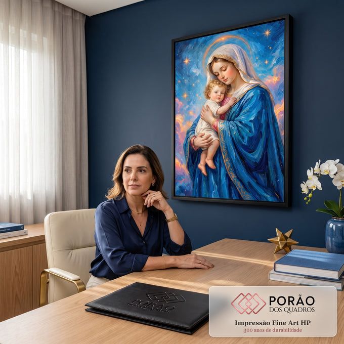 Quadro Decorativo Grande Nossa Senhora Manto Azul para Sala | quadros decorativos | Nossa Senhora de manto azul segura o Menino Jesus sob céu estrelado | em ambiente 2 | Porao dos Quadros
