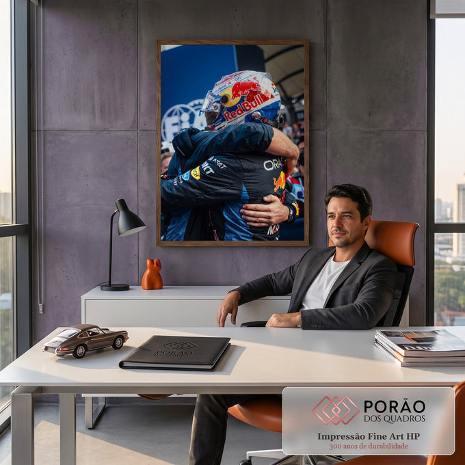 Quadro Decorativo Grande Abraço para Sala Azul | quadros decorativos | dois homens se abraçando, um com capacete de corrida colorido e outro de macacão azul | em ambiente 2 | Porao dos Quadros
