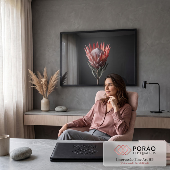 Flor protea-rei em tons de rosa e coral com folhas verde-acinzentadas sobre fundo cinza escuro, quadro decorativo