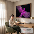Quadro Decorativo Grande Pássaro de Asas para Sala Rosa | quadros decorativos | pássaro com asas abertas em tons de rosa e roxo sobre fundo preto | em ambiente 2 | Porao dos Quadros