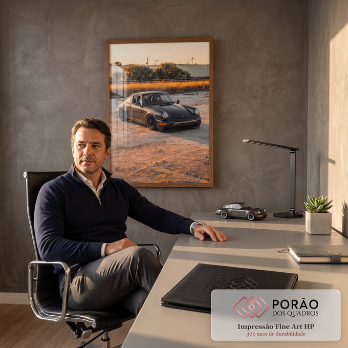 Porsche 911 clássico grafite na areia ao entardecer com capim dourado ao fundo, quadro decorativo