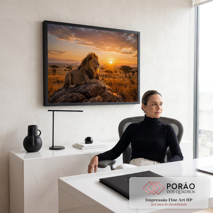 Leão majestoso deitado sobre rocha na savana africana com sol se pondo no horizonte, quadro decorativo