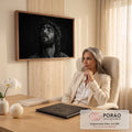 Quadro Decorativo Grande Jesus Branco para Sala | quadros decorativos | homem com coroa de espinhos e gotas de sangue no rosto em preto e branco | em ambiente 2 | Porao dos Quadros