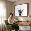 Quadro Decorativo Grande Mão com Gesto Hang para Sala Preto | quadros decorativos | mão fazendo sinal hang loose coberta de grafite colorido sobre fundo branco respingado | em ambiente 2 | Porao dos Quadros