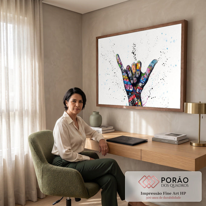 Quadro Decorativo Grande Mão com Gesto Hang para Sala Preto | quadros decorativos | mão fazendo sinal hang loose coberta de grafite colorido sobre fundo branco respingado | em ambiente 2 | Porao dos Quadros