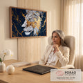 Quadro Decorativo Grande Leão Branco para Sala Azul | quadros decorativos | leão branco de perfil com rachaduras douradas sobre fundo azul marmorizado | em ambiente 2 | Porao dos Quadros