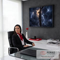 Jesus Cristo na cruz sob céu escuro com relâmpagos e luz divina entre nuvens, quadro decorativo