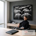 Menino solitário entre guarda-chuvas pretos na chuva, fotografia em preto e branco, quadro decorativo