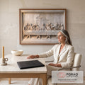 Quadro Decorativo Grande Santa Ceia em Baixo para Sala Bege | quadros decorativos | baixo-relevo em tons bege representando a Última Ceia com treze figuras à mesa | em ambiente 2 | Porao dos Quadros